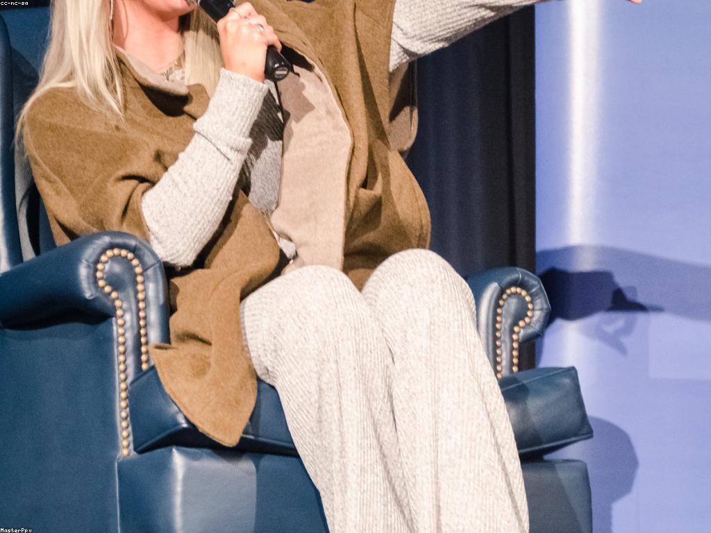 សំណួរ និង សំណេីរ៖ ការទទួលស្គាល់និងការជួយគ្នា